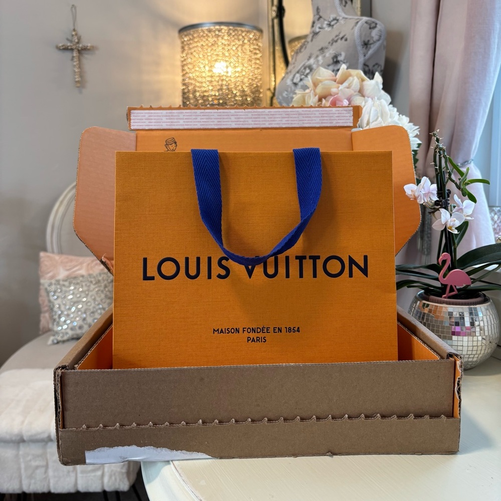 ✨New Louis Vuitton Paper Shopping Bag, Blue Cloth Handles. 8 1/4”H x 9 3/4”Wx6”D
